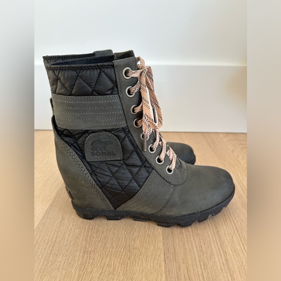 Sorel Lexie Wedge Boot in Green & Black - Picture 2 of 4